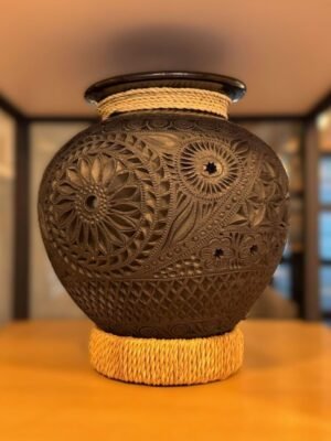 Cantero de barro negro con fibras naturales