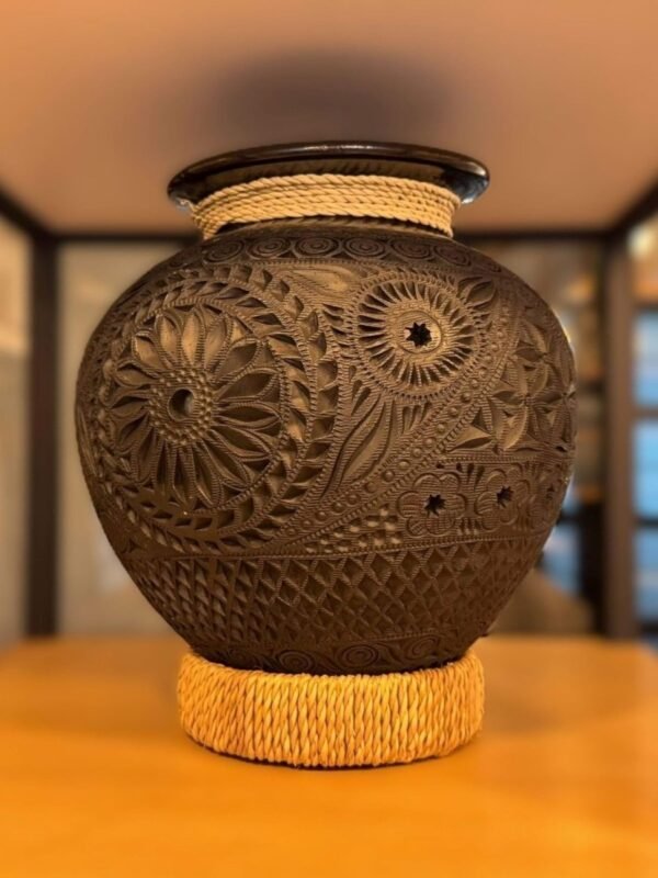 Cantero de barro negro con fibras naturales