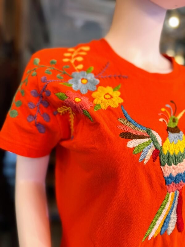 🕊️ Playera “Vuelo del Sol” – Bordado de Huazolotitlán, Oaxaca