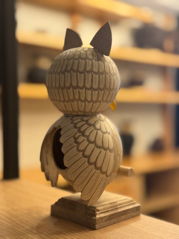 IMG_0317 🦉 Búho “Guardián del Alba” – Tallado y pintado en jícara natural