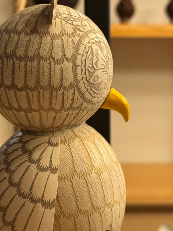 IMG_0318 🦉 Búho “Guardián del Alba” – Tallado y pintado en jícara natural