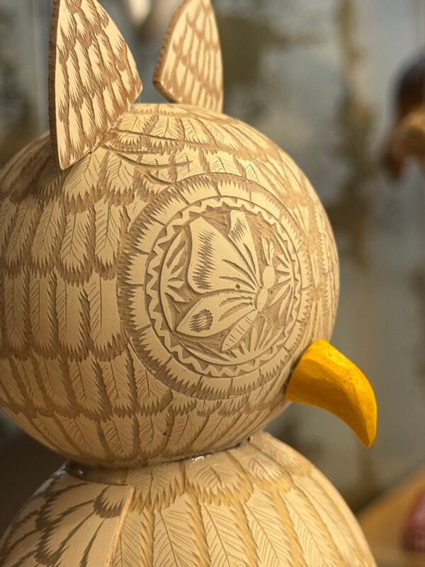 IMG_0320 🦉 Búho “Guardián del Alba” – Tallado y pintado en jícara natural