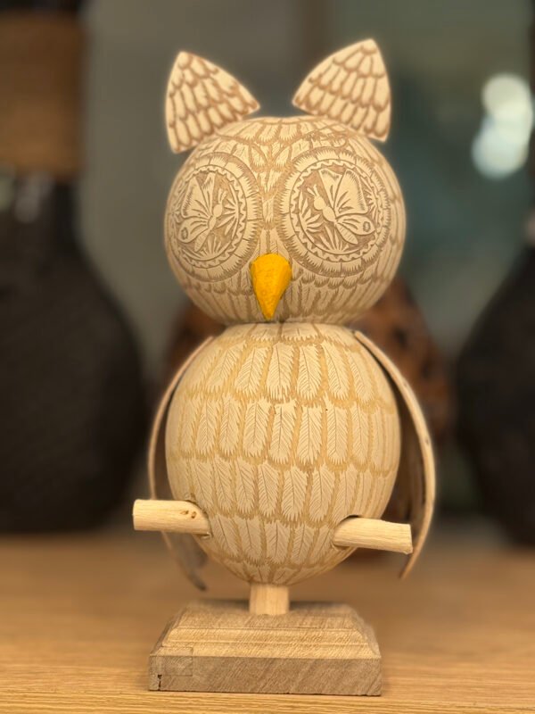 IMG_0322 🦉 Búho “Guardián del Alba” – Tallado y pintado en jícara natural